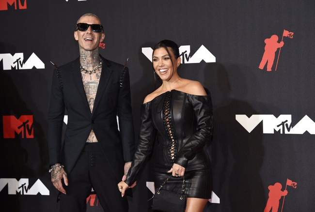 Kourtney Kardashian menemani Travis Barker yang pada ajang MTV Video Music Awards 2021 tampil bersama kekasih Megan Fox, Machine Gun Kelly. Foto: Evan Agostini/ Invision/AP/Evan Agostini