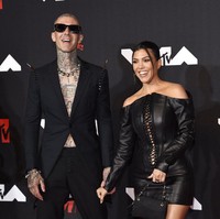 Kourtney Kardashian menemani Travis Barker yang pada ajang MTV Video Music Awards 2021 tampil bersama kekasih Megan Fox, Machine Gun Kelly. Foto: Evan Agostini/ Invision/AP/Evan Agostini