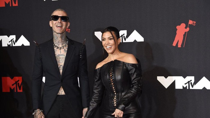 Travis Barker, left, and Kourtney Kardashian arrive at the MTV Video Music Awards at Barclays Center on Sunday, Sept. 12, 2021, in New York. (Photo by Evan Agostini/Invision/AP)