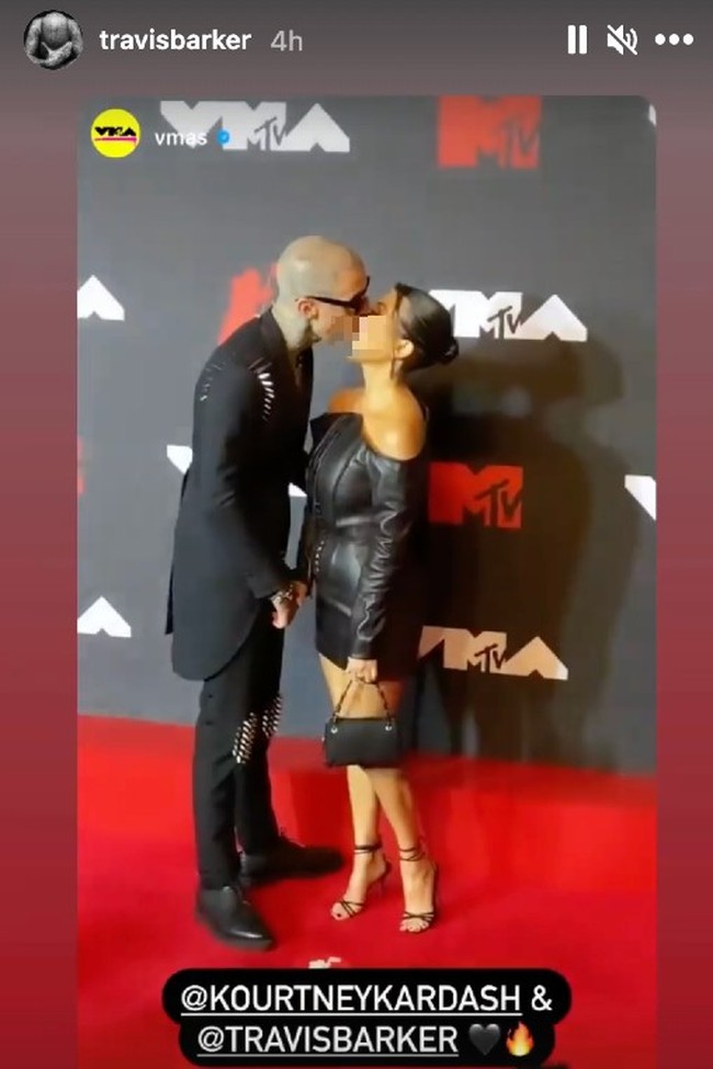 Kourtney Kardashian dan Travis Barker melakukan aksi ciuman mesra sampai menjulurkan lidah saat berpose di depan juru foto di MTV VMAs. Foto: Dok. Instagram