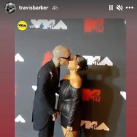 Kourtney Kardashian dan Travis Barker melakukan aksi ciuman mesra sampai menjulurkan lidah saat berpose di depan juru foto di MTV VMAs. Foto: Dok. Instagram
