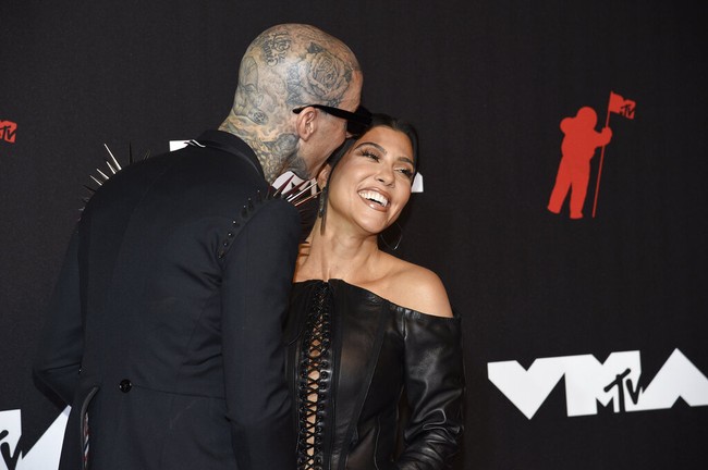 Kourtney Kardashian dan Travis Barker yang kerap memamerkan kemesraan di media sosial melakukan aksi serupa di karpet merah MTV Video Music Awards 2021 yang digelar di New York, Minggu (12/9/2021) malam. Foto: Evan Agostini/ Invision/AP/Evan Agostini