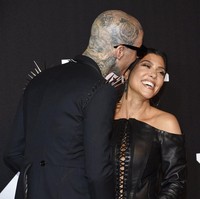 Kourtney Kardashian dan Travis Barker yang kerap memamerkan kemesraan di media sosial melakukan aksi serupa di karpet merah MTV Video Music Awards 2021 yang digelar di New York, Minggu (12/9/2021) malam. Foto: Evan Agostini/ Invision/AP/Evan Agostini