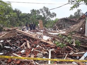Kondisi Terkini Dua Rumah yang Hancur Dampak Ledakan Bondet di Pasuruan