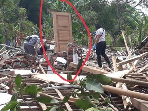 Pintu Perkasa Ini Berdiri di Tengah 2 Rumah Ambruk Karena Ledakan di Pasuruan