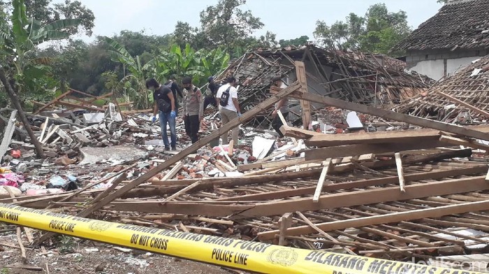 Penyidikan kasus ledakan bondet atau bom ikan yang menewaskan dua orang di Pasuruan terus berjalan. Saat ini sembilan orang diperiksa sebagai saksi.