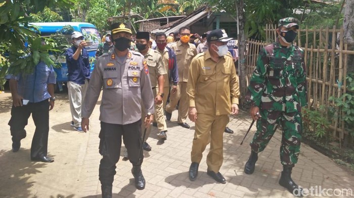 Dua orang yang tewas dalam ledakan bondet atau bom ikan di Pasuruan menjadi tersangka. Polisi tak menutup kemungkinan adanya tersangka lain.