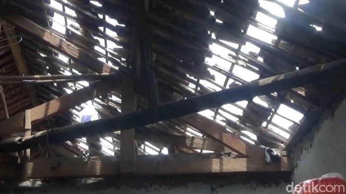 Selain dua rumah hancur, ada 21 bangunan yang rusak akibat ledakan bondet di Pasuruan. Puluhan bangunan tersebut terdiri dari 20 rumah dan satu musala.