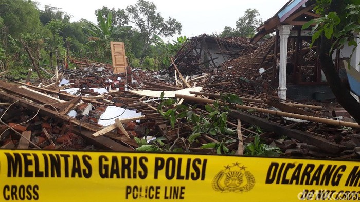 Ledakan bondet menghancurkan dua rumah di Desa Pekangkungan, Kecamatan Gondangwetan, Kabupaten Pasuruan. Ledakan keras itu menyebabkan ayah dan anaknya tewas dan empat lainnya luka-luka.