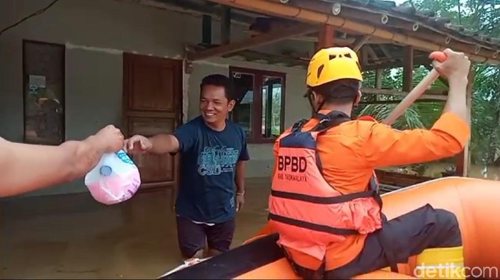 Lima kecamatan di Tasikmalaya diterjang banjir dan longsor
