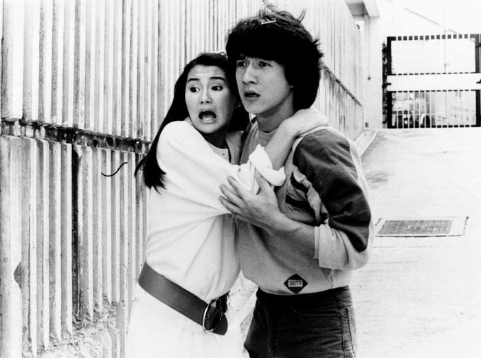 Penampilan Maggie Cheung dan Jackie Chan di Police Story (1985).