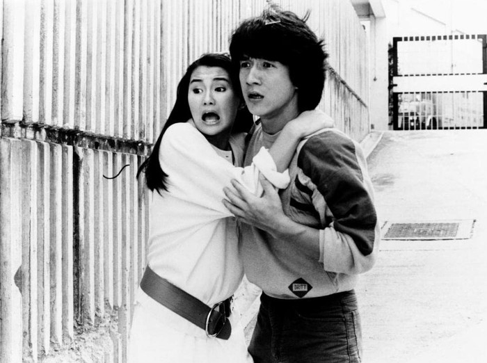 Penampilan Maggie Cheung dan Jackie Chan di Police Story (1985).