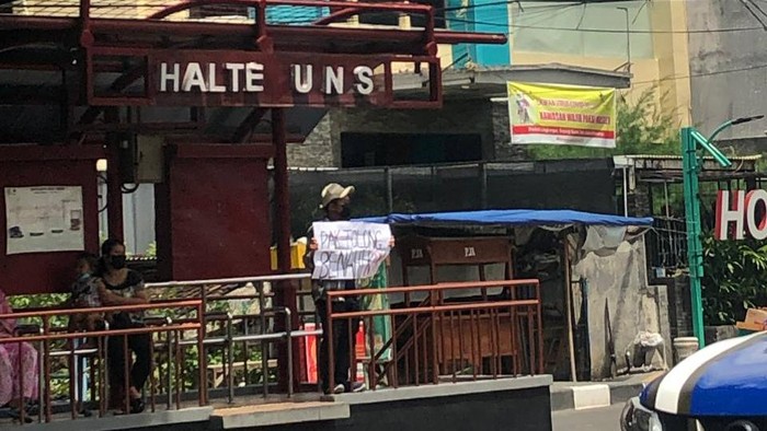 Mahasiswa UNS sambut Jokowi dengan poster