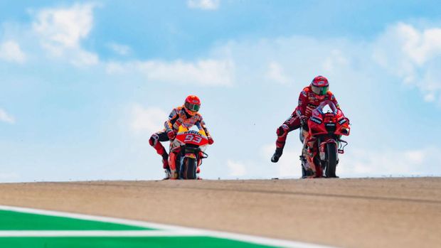 ALCANIZ, SPAIN - SEPTEMBER 12: Francesco Bagnaia of Italy and Ducati Lenovo Team leads Marc Marquez of Spain and Repsol Honda Team  during the MotoGP race during the MotoGP of Aragon - Race at Motorland Aragon Circuit on September 12, 2021 in Alcaniz, Spain. (Photo by Mirco Lazzari gp/Getty Images)