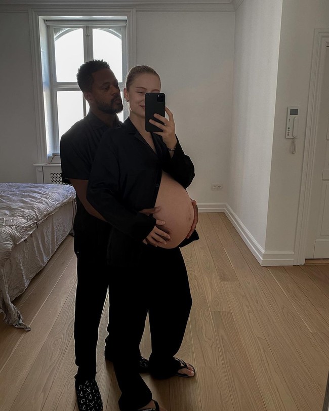 Wanita cantik yang lahir di Swedia ini sempat disebut sebagai wanita simpanan di awal hubungannya dengan Evra. Namun kisah cinta mereka yang kontroversial berlanjut sampai sekarang memiliki seorang anak. Foto: Instagram @margauxalexandra