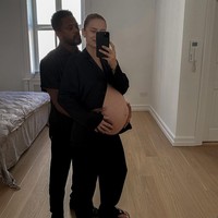 Wanita cantik yang lahir di Swedia ini sempat disebut sebagai wanita simpanan di awal hubungannya dengan Evra. Namun kisah cinta mereka yang kontroversial berlanjut sampai sekarang memiliki seorang anak. Foto: Instagram @margauxalexandra