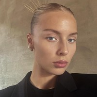 Dalam foto yang diunggahnya, wanita 27 tahun tersebut tampak senang dapat menghadiri kesempatan langka itu. Adalah sebuah kehormatan bisa duduk dengan Sir Alex Ferguson. Pri yang membentuk dunia bola dan priaku, tulisnya. Foto: Instagram @margauxalexandra