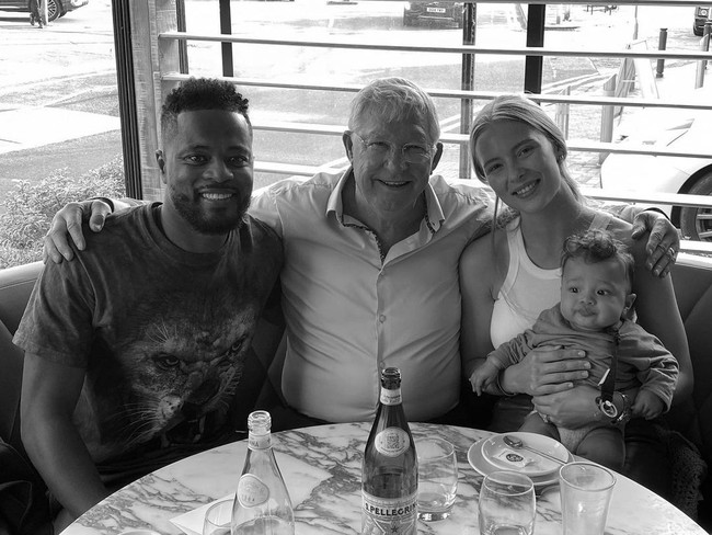 Beberapa waktu lalu foto yang menampilkan mantan pemain MU Patrice Evra sedang makan siang dengan Sir Alex Ferguson jadi perbincangan. Evra terlihat membawa kekasihnya, model cantik Margaux Evra. Foto: Instagram @margauxalexandra