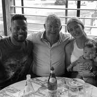 Beberapa waktu lalu foto yang menampilkan mantan pemain MU Patrice Evra sedang makan siang dengan Sir Alex Ferguson jadi perbincangan. Evra terlihat membawa kekasihnya, model cantik Margaux Evra. Foto: Instagram @margauxalexandra