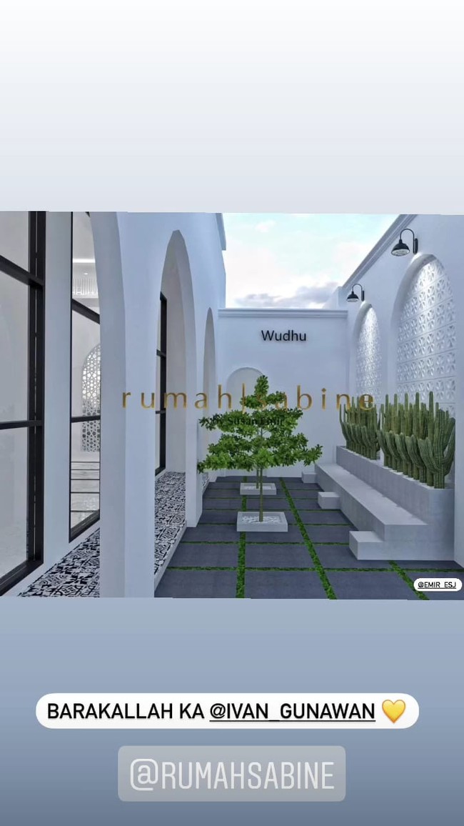 Bagian tempat wudhu di dalam masjid pun terlihat asri dengan dihiasi tanaman kaktus dan sebuah pohon. Diketahui bahwa membangun sebuah masjid sendiri sudah menjadi impian Ivan Gunawan sejak lama. Foto: Instagram
