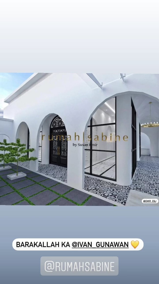 Perpaduan dinding warna putih dan pintu serta bingkai jendela berwarna hitam menambah kemewahan masjid dan membuatnya terlihat lebih elegan. Untuk desain dan pengerjaannya sendiri Ivan Gunawan mempercayakannya kepada seorang design interior, Susan Emir. Foto: Instagram