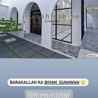 Perpaduan dinding warna putih dan pintu serta bingkai jendela berwarna hitam menambah kemewahan masjid dan membuatnya terlihat lebih elegan. Untuk desain dan pengerjaannya sendiri Ivan Gunawan mempercayakannya kepada seorang design interior, Susan Emir. Foto: Instagram