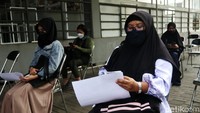 Vaksinasi yang digelar di Masjid Salaman ITB ini menyasar para pedagang sekitar kampus ITB dan warga Kecamatan Coblong.