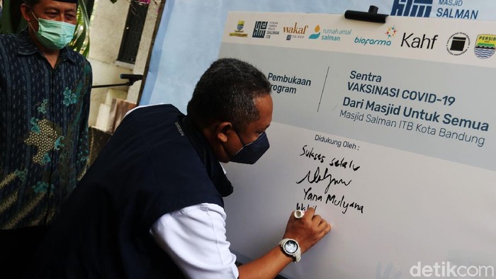 Masjid Salman Bandung Jadi Sentra Vaksinasi COVID-19 Wakil Wali Kota Bandung Yana Mulyana meresmikan sentra vaksinasi COVID-19 di Masjid Salaman ITB. Masjid Salman menjadi satu-satunya sentra vaksin di Jabar.