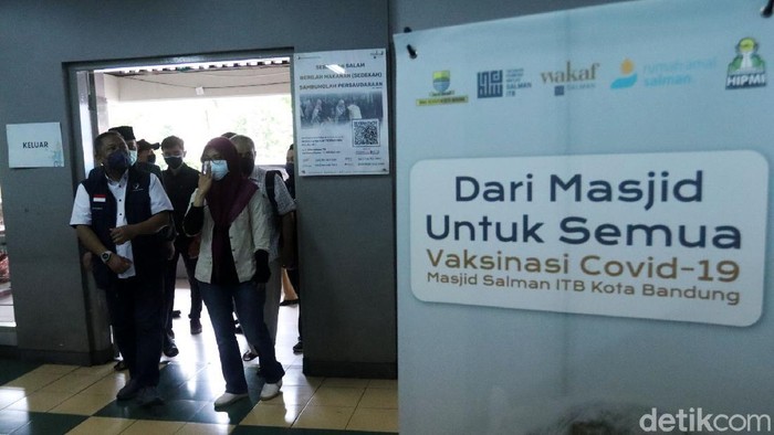 Masjid Salman Bandung Jadi Sentra Vaksinasi COVID-19 Wakil Wali Kota Bandung Yana Mulyana meresmikan sentra vaksinasi COVID-19 di Masjid Salaman ITB. Masjid Salman menjadi satu-satunya sentra vaksin di Jabar.