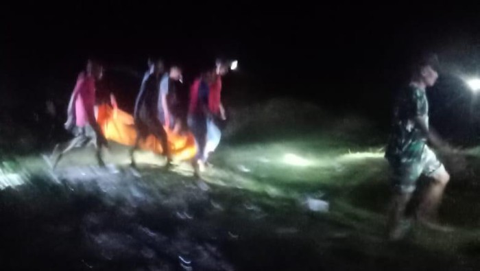 Mayat pria tanpa busana ditemukan warga mengapung di muara sungai di Jeneponto, Sulawesi Selatan. (dok. Istimewa)