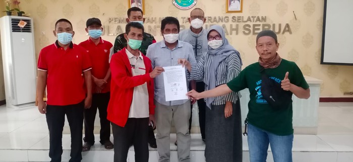 Mediasi antara warga Kampung Bulak dengan pengembang perumahan, oleh Lurah Serua, Cecep Iswadi. (Dok Kelurahan Serua)