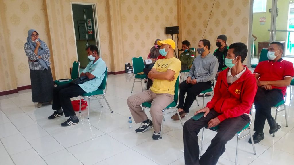 Mediasi antara warga Kampung Bulak dengan pengembang perumahan, oleh Lurah Serua, Cecep Iswadi. (Dok Kelurahan Serua)