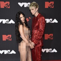 Seperti dikutip dari Harper’s Bazaar USA, dress yang dikenakan Megan Fox ini memiliki detail bordiran berkilauan yang menciptakan ilusi optik berwarna gelap. Dengan detail tersebut underwear atau thong yang dikenakan di balik dress transparannya tidak terlalu terlihat jelas. Foto: AP/Evan Agostini