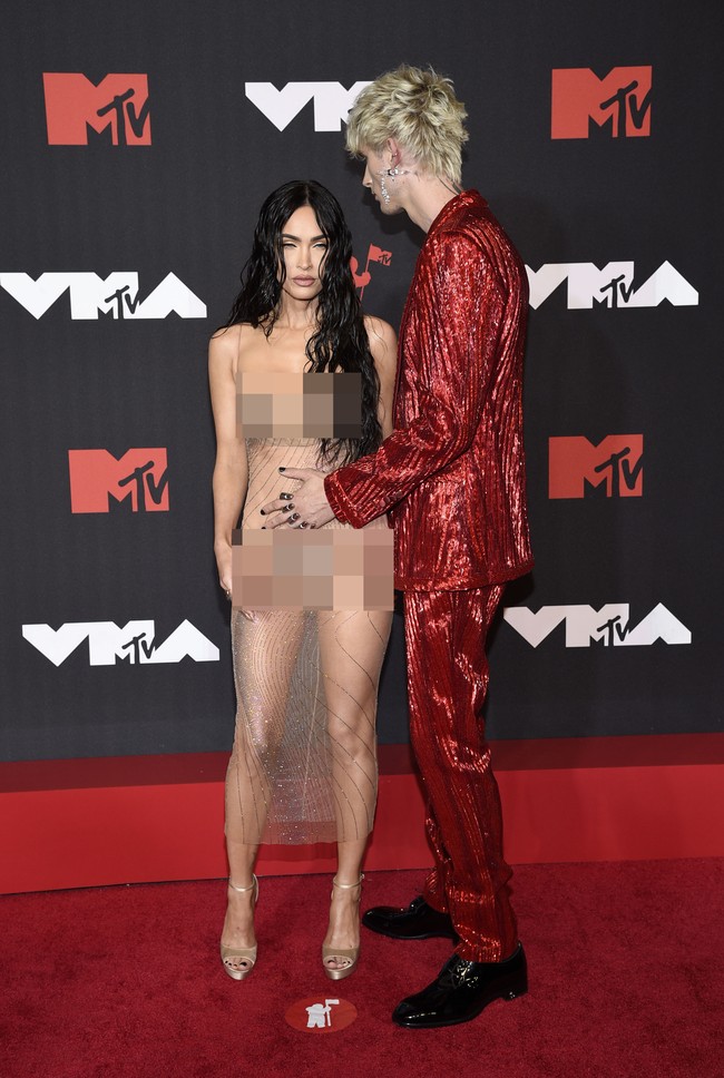 Megan Fox kembali mengenakan dress dari desainer Mugler untuk penampilannya di MTV Video Music Awards. Sebelumnya saat menghadiri Billboard Music Awards 2021, Megan juga bergaya dengan naked dress dari Mugler. Foto: AP/Evan Agostini