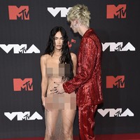 Megan Fox kembali mengenakan dress dari desainer Mugler untuk penampilannya di MTV Video Music Awards. Sebelumnya saat menghadiri Billboard Music Awards 2021, Megan juga bergaya dengan naked dress dari Mugler. Foto: AP/Evan Agostini