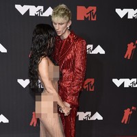 Bintang film Jennifer’s Body itu mengenakan sepatu high heels bewarna gold yang warnanya matching dengan pakaian dalamnya. Dan dia menata rambut panjangnya dengan dibuat ikal. Penampilannya ini secara keseluruhan menghadirkan kesan ‘mermaid yang baru saja bangun.’ Foto: AP/Evan Agostini