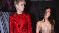 Megan Fox terlihat mengenakan dress transparan. Foto: Instagram Megan Fox