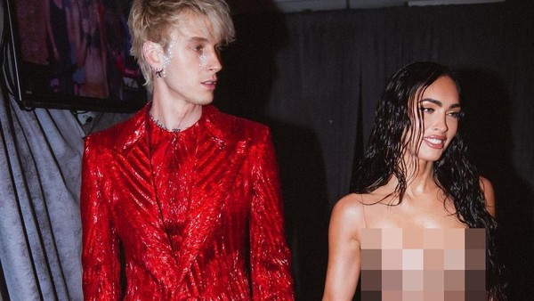 Megan Fox Pakai Dress Transparan Temani Machine Gun Kelly di VMAs