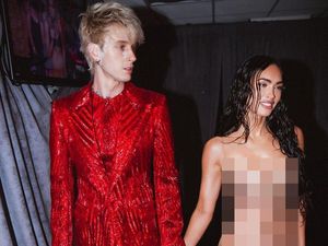 Megan Fox Pakai Dress Transparan Temani Machine Gun Kelly di VMAs