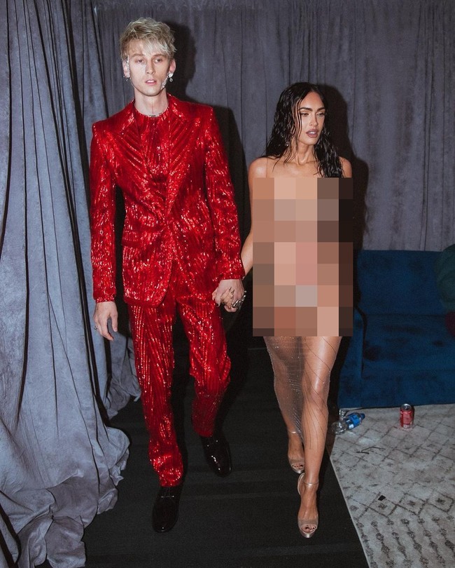 Kekasih Megan Fox, Machine Gun Kelly mengenakan dress yang juga berkilauan namun dengan warna lebih bold. Kelly memakai setelan berwarna merah yang menurutnya matching dengan gaya Megan. Foto: Instagram Megan Fox