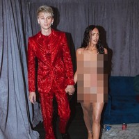 Kekasih Megan Fox, Machine Gun Kelly mengenakan dress yang juga berkilauan namun dengan warna lebih bold. Kelly memakai setelan berwarna merah yang menurutnya matching dengan gaya Megan. Foto: Instagram Megan Fox