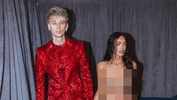 Machine Gun Kelly menggandeng Megan Fox di Video Music Awards. Foto: Instagram Megan Fox
