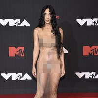 Sulit untuk membantah keseksian Megan Fox, apalagi jika berbalut gaun nude dari rumah mode Mugler ini. Sensual sebagaimana ia dikenal. (Foto: AP/Evan Agostini)