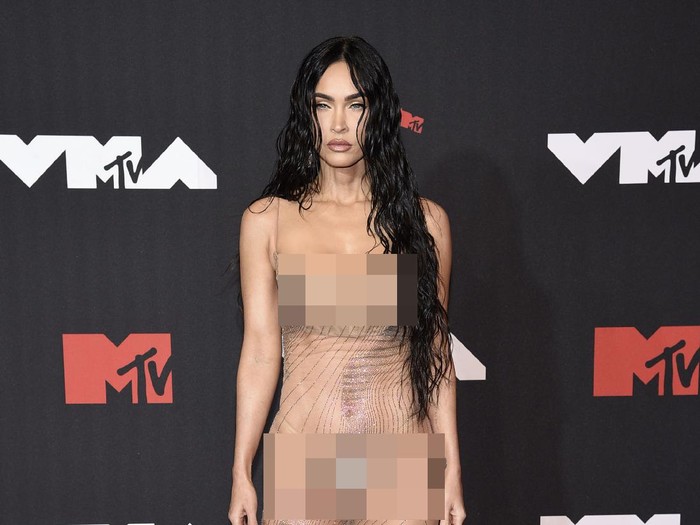 Megan Fox arrives at the MTV Video Music Awards at Barclays Center on Sunday, Sept. 12, 2021, in New York. (Photo by Evan Agostini/Invision/AP)