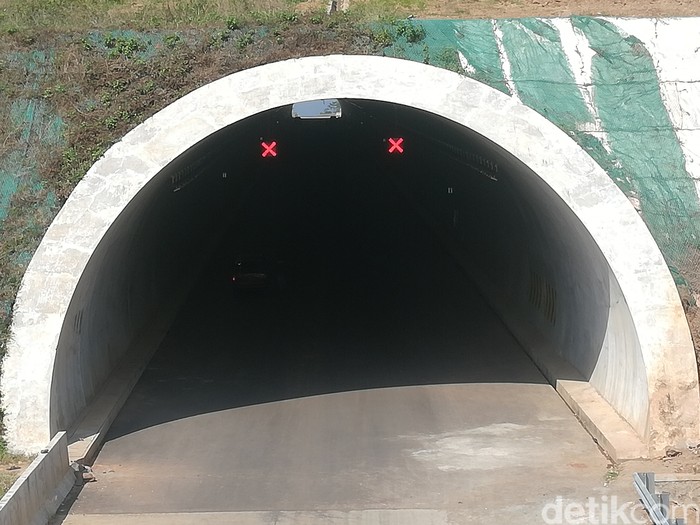 Melihat Lagi Progres Terkini Jalan Tol Cisumdawu Tol Cisumdawu merupakan jalan tol terpanjang dan pertama di Indonesia yang jalurnya menembus bukit. Yuk, intip progres terkininya yang bakal rampung akhir tahun.