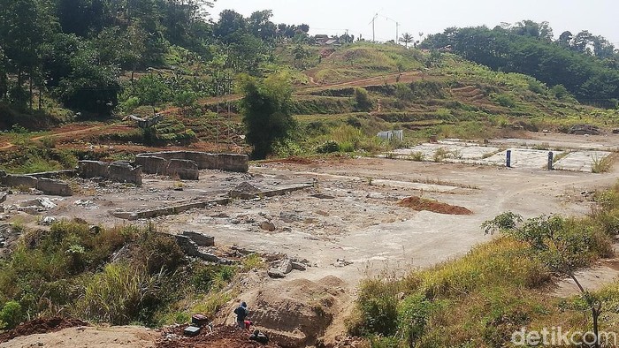 Melihat Lagi Progres Terkini Jalan Tol Cisumdawu Tol Cisumdawu merupakan jalan tol terpanjang dan pertama di Indonesia yang jalurnya menembus bukit. Yuk, intip progres terkininya yang bakal rampung akhir tahun.