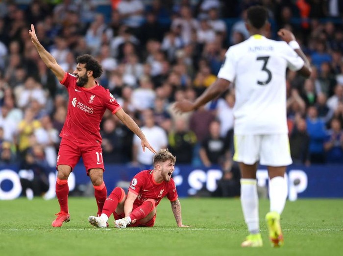 LEEDS, ENGLAND - SEPTEMBER 12: Harvey Elliott of Liverpool applauds the fans as he leaves the pitch on a stretcher following an injury during the Premier League match between Leeds United and Liverpool at Elland Road on September 12, 2021 in Leeds, England. (Photo by Laurence Griffiths/Getty Images)