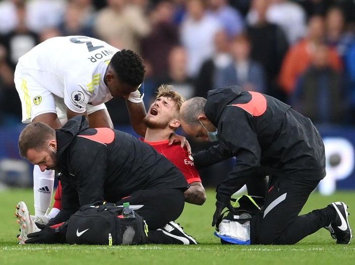 LEEDS, ENGLAND - SEPTEMBER 12: Harvey Elliott of Liverpool applauds the fans as he leaves the pitch on a stretcher following an injury during the Premier League match between Leeds United and Liverpool at Elland Road on September 12, 2021 in Leeds, England. (Photo by Laurence Griffiths/Getty Images)