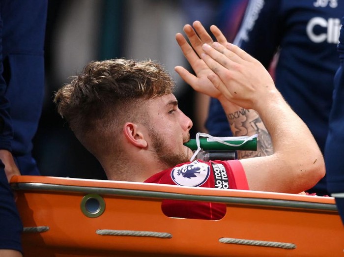 LEEDS, ENGLAND - SEPTEMBER 12: Harvey Elliott of Liverpool applauds the fans as he leaves the pitch on a stretcher following an injury during the Premier League match between Leeds United and Liverpool at Elland Road on September 12, 2021 in Leeds, England. (Photo by Laurence Griffiths/Getty Images)