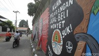 Bayi-bayi monyet tersebut dijual dengan harga bervariasi mulai dari tiga ratus ribu hingga dua juta rupiah. Umumnya, bayi monyet ini diperjualbelikan sebagai satwa peliharaan.